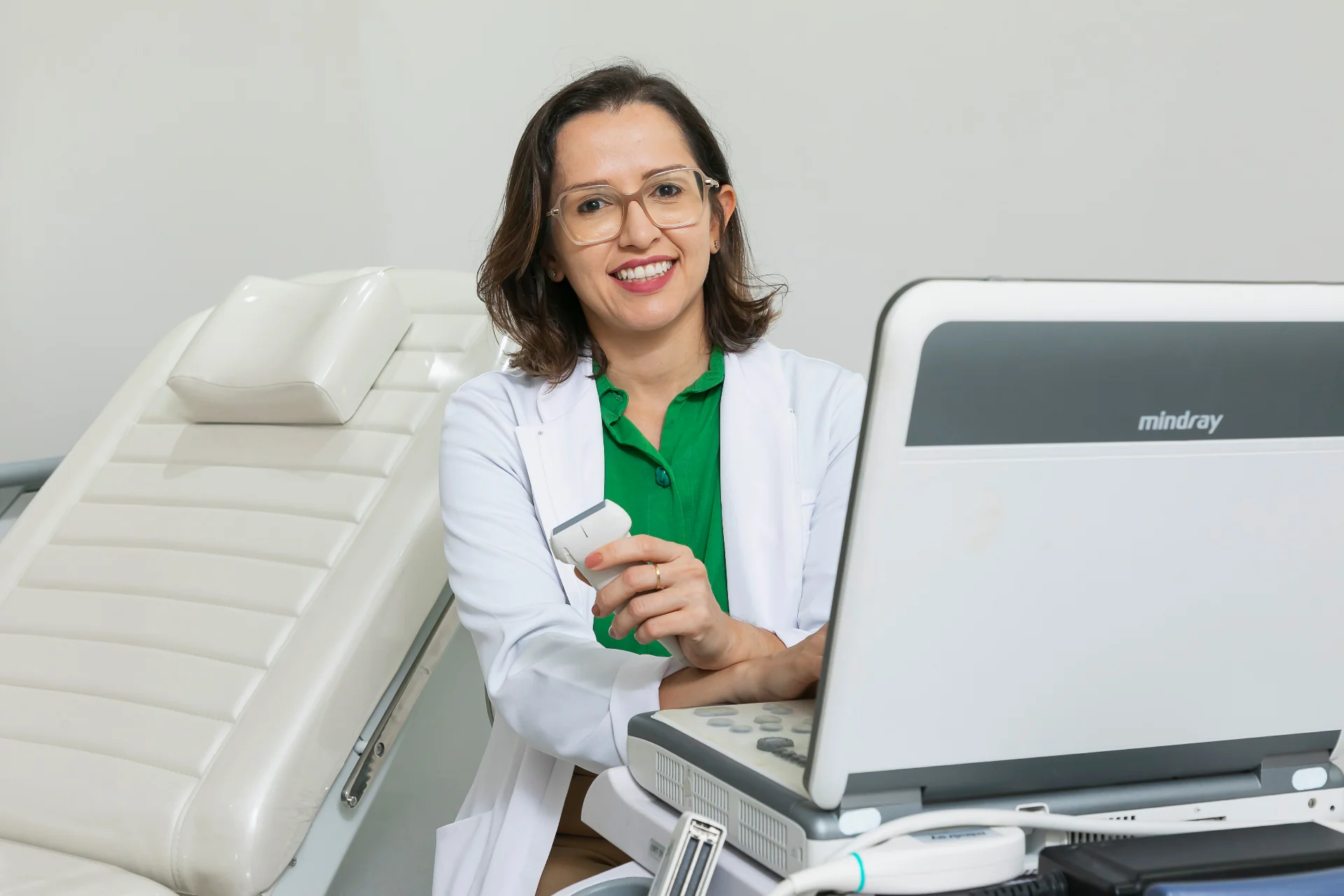 Dra. Jalíese Fernandes realizando exame de EcoDoppler vascular